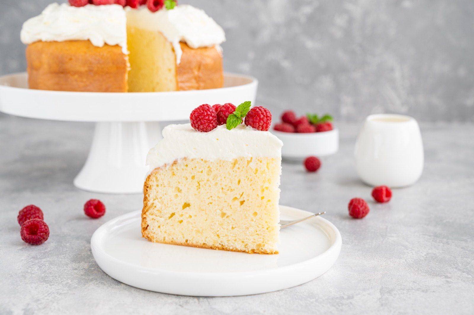 Porción de torta tres leches húmeda con crema